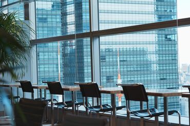 ▼コアワーキングエリア
眺望が良く、緑あふれる内観です゜+
インテリアは一部オーナーがつくったものも...!?