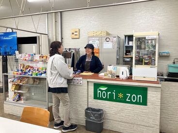 主婦（夫）さんを中心に活躍中です！
従業員さんと顔なじみになることもしばしば♪
和やかな雰囲気の中でお仕事できます◎