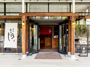 【女性スタッフが活躍中】オシャレな店内が人気！
20～40代の幅広い年代の方が在籍しています◎