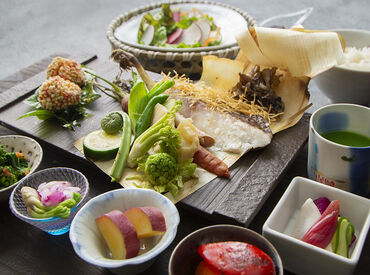 学生・フリーター・主婦(夫)さん活躍中!
表参道ヒルズ内のおしゃれな野菜レストランで一緒に働きませんか?