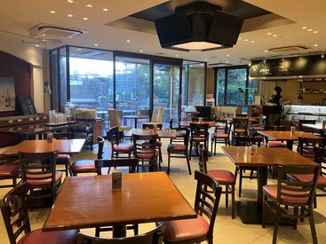 自然に囲まれた綺麗で落ち着いた店内。
観光客の方も沢山訪れる人気店です★