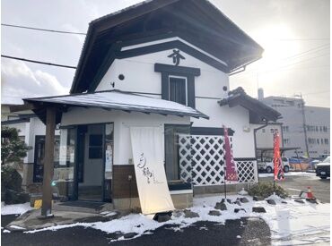 うどん鶴るTURURU with books＆cafe お店は歴史ある蔵をリノベーションした
ほっと落ち着く雰囲気◎
中へ入ると木の温もりを感じる素敵な佇まいです♪