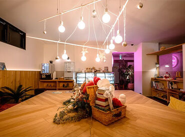 ＼髪とかピアスとかそのままでOK！／
対面接客がないので髪型・髪色自由♪
ピアス・ネイル・ヒゲもOK＊