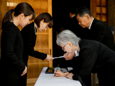 泉屋 瓢箪山店 参列者の方をご案内したり、飲み物を配ったり。
特別な経験/経歴は一切必要ございません！
※イメージ画像