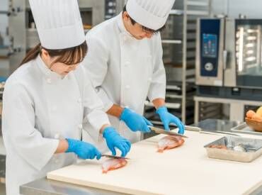 ダイコー生鮮卸値市場／鮮魚部門 昇給制度で日々の頑張りをしっかり評価！
お給料として還元されるからモチベーションにもつながります♪
※画像はイメージです