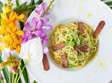 ルーフトップバーからはサンセットを。
お料理やオリジナルドリンクを楽しみながら、
思い出になる時間を過ごせる環境です。