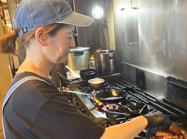 優しい先輩たちがしっかりサポート!
研修から始めていき、希望や適正を相談しながら
調理・洗い場・ホールで担当を決定します♪