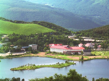 白樺湖ビューホテル ＼* アナタらしく働ける！ *／
幅広い年代のスタッフが活躍★
だからこそ、「スタッフの働きやすさ」を大切にしています