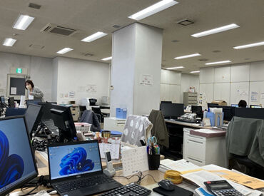 分からないことや困ったときも大丈夫♪
先輩スタッフがやさしく丁寧にフォローしてくれるから、安心して質問できる雰囲気です。