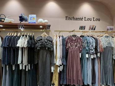 Enchante　Lou　Lou　豊川店【010】 ＼アパレルデビュー大歓迎／
オシャレを楽しみながら働ける環境です♪
知識などは必要ナシ◎できることからお任せします！