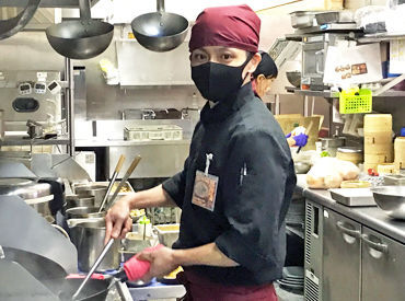 まずは野菜をカットしたり、仕込みをしたり、
簡単な補助から始めましょう♪
3ヵ月でスキル取得が可能◎