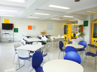 *髪型・髪色は規定内なら自由♪
*ピアス・ネイル・ヒゲOK!
オシャレも楽しみながら働ける*