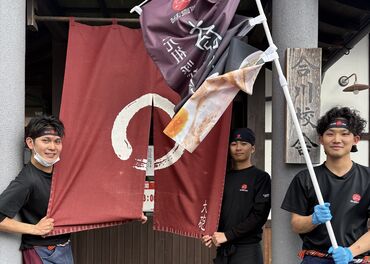＼ラーメン好きさん必見／
無料の絶品まかないあり
当店のラーメン"2種類"から選べる！
替え玉、白ごはん、おにぎりも選べます！