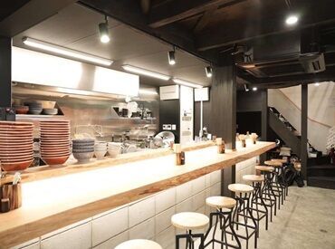 麺屋 EDITION 京都本店 新生活を"神バイト"でスタート★
活気あふれるラーメン屋で働こう！
身だしなみを整えていれば、
派手な染髪でも問題なし♪