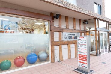 人と話すことが好きな方大歓迎♪受付やレジなど、誰かの役に立てるお仕事★笑顔で働きやすい職場です！