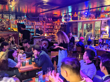 客層は子連れ、ペット連れ、大人のグループなど本当にさまざま♪
ワイワイ楽しめる、インターナショナルな雰囲気のお店★