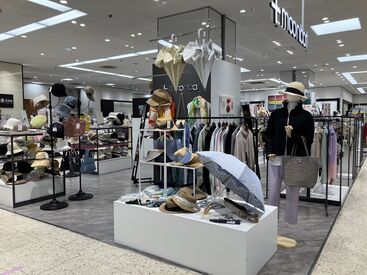 西武福井店1階　プラスムーンバット 服装や髪は自由★
ピアス、ネイルOK♪
おしゃれも楽しみながら働けます！
帰りにショッピングを楽しむことも◎
※画像はイメージ