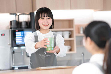 nana's green tea　エミフルMASAKI店 ＼特別なスキルや経験は不要／
明るくお客様にご挨拶ができればOK！
面接はリラックスできる服装でお越しください◎