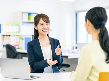 アデコ株式会社/A01542961 20代・30代・40代のスタッフが活躍中！
異業種から転職した先輩も多数いるので、
事務未経験の方も安心してスタートできます♪