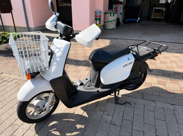原付バイク貸与！髪色自由＆ヒゲOK！
⇒カジュアルなスタイルのまま働けます＊
配達ルートは固定なので一度覚えればカンタン◎