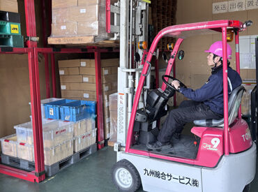 九州総合サービス株式会社　榎田事業所 ＼①荷物の入出荷作業／
トラックと倉庫間で、
資材(紙)や完成品の受け渡し
※フォークリフト免許をお持ちの方は
採用優先あり！