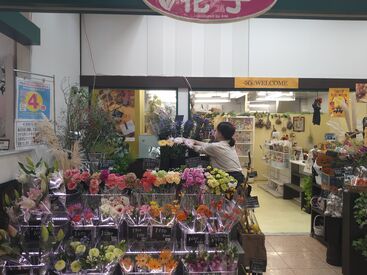 交通費は嬉しい全額支給。
遠方の方もお財布の負担ゼロで通勤可能◎
車・バイク通勤もOK！自宅から通えます。