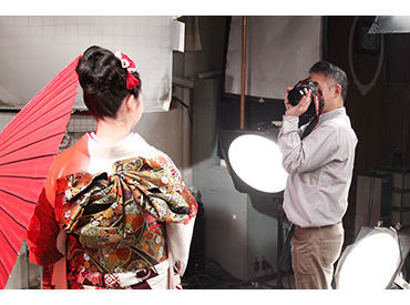 月光スタジオ お客さまの晴れ姿や人生の門出の
お手伝いができるのも魅力のひとつ♪
撮影や撮影補助～修正、編集までをお任せ！