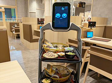 最新の配膳ロボット導入中☆
忙しいときも配膳でバタバタ…なんて心配なし！
初バイトにもピッタリです◎