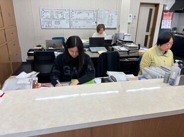 来客対応や電話応対、書類作成などを中心にお任せします。特別な資格は不要で、基本的なPC操作ができれば始めやすいお仕事です。