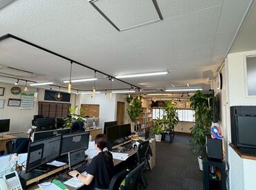 明るい職場でスタッフ同士も仲良し♪
子どもの待機スペース完備だからママもパパも安心して働けます★