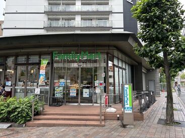 ファミリーマート 渋谷ガーデンフロント店 ◎渋谷駅新南口から徒歩1分◎
落ち着いた場所にあるコンビニです♪
オフィス街の為、皆さんが想像している
渋谷とは違いますよ！