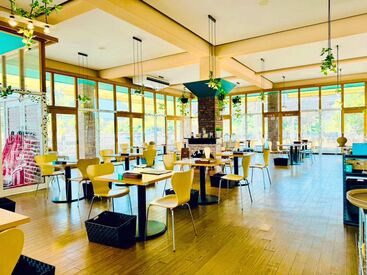 Park Cafe　＜パークカフェ＞ 万博記念公園内の自然に囲まれた癒しの空間♪
週2～でシフト柔軟◎
学業や家庭との両立ができます！
年齢＆経験不問！
