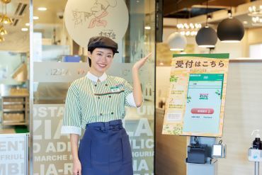 タッチパネル式セルフオーダーや配膳ロボ、全自動会計システムなどの導入
先輩スタッフが一から教えるので未経験でも安心！