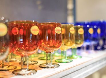 扱っているものは割れ物のため、慎重に扱いますが、
オープン前にしっかり研修しますので、
ラッピング等も緊張しなくて大丈夫♪