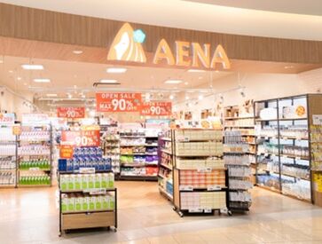 スタッフ同士、最近のコスメの話や
新商品の話でよく盛り上がります(笑)
それがまたいい情報交換になるんです♪