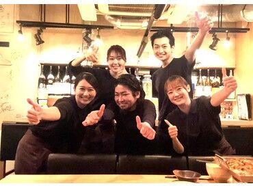 美味しいお肉の店 やまの 真ん中が店長です♪店長・社員のほか、フリーター・主婦・Wワーカー・大学生など、
約15名の幅広いスタッフが在籍しています◎