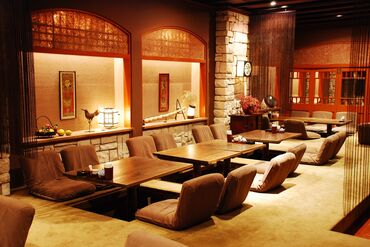 烏丸御池駅から徒歩2分！ホテルギンモンドの地下1階にあります♪
美味しいまかない付きで学生にも大人気◎
お腹いっぱいで退勤♪