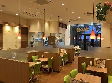 ランチ時間帯大募集！
主婦(夫)、大学生が活躍中！
髪色・髪型自由であなたらしく働けます◎