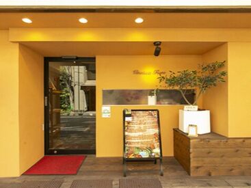 Vinoteca Fiore （ヴィノテカ フィオーレ） 自分のペースで働けるシフト自由★
駅チカで通勤もラクラク！服装・髪型・ネイルも自由にOKです！