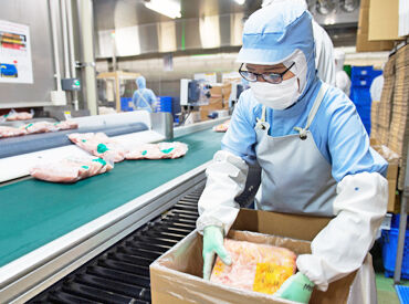 長崎ブロイラー産業株式会社 髪・ピアス・ネイル…オシャレ自由度◎
普段のスタイルでそのまま通勤できますよ！
作業中は汚れがつかないよう制服を貸与♪