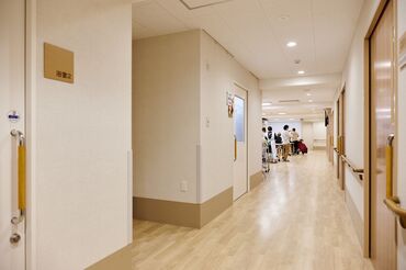 家庭的で木のぬくもりを感じる落ち着いた雰囲気の室内です。