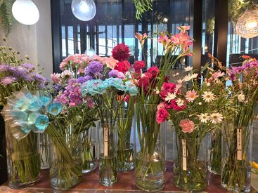 サトウ花店 千里店 未経験の方も大歓迎！
私たちと一緒に頑張りませんか？
花を通じて、たくさんの人を笑顔にできる、やりがいのあるお仕事です◎