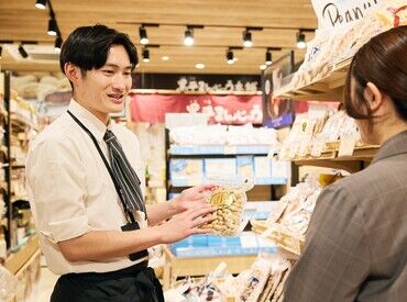 笑顔で接客♪
人と接するのが好きな方、大歓迎です◎
就活でも活かせるスキルが身につきます!