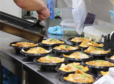 リーズデリ国府店 Q.種類が多くて覚えるのが大変？
A.全てマニュアルを見ながらでOK♪
カット⇒炒めるだけなどシンプルだから自然に覚えられます◎