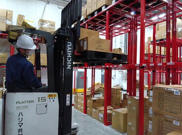 ＼フォークリフトSTAFF同時募集中♪／
倉庫内での荷物の移動をお願いします！
※フォークリフト資格保有者のみ募集◎