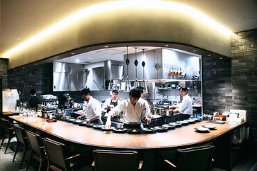 ★オープンキッチンでこだわりの料理★
季節を感じる旬の食材を最高の状態で
ゲストに提供！