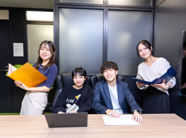 株式会社Radish (大阪市中央区) 写っているのは実際のスタッフたち！
正社員とアルバイトの垣根がなく仲が良い職場です◎
綺麗なオフィスも嬉しいポイント♪