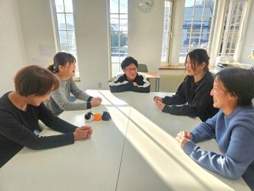 はちわれ北野 髪型/髪色/服装自由！
仕事のために髪を染め直したり、
服を買い揃えたりする必要がありません◎
自分らしく働けます♪