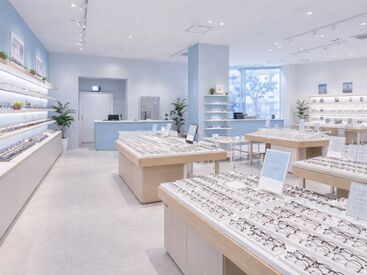 ファッション人材リンク株式会社【FJLSAPPORO】 ﾟ*｡☆ NEWスタッフ募集 ☆。*ﾟ
誰もが知ってる眼鏡ブランドの短期STAFF
20代～30代男女STAFF活躍中！
制服支給あり♪