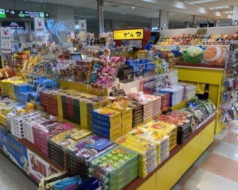≪オシャレも楽しみながら働こう☆彡≫
髪型・髪色自由！！
ピアスなどのアクセサリーもOKです♪